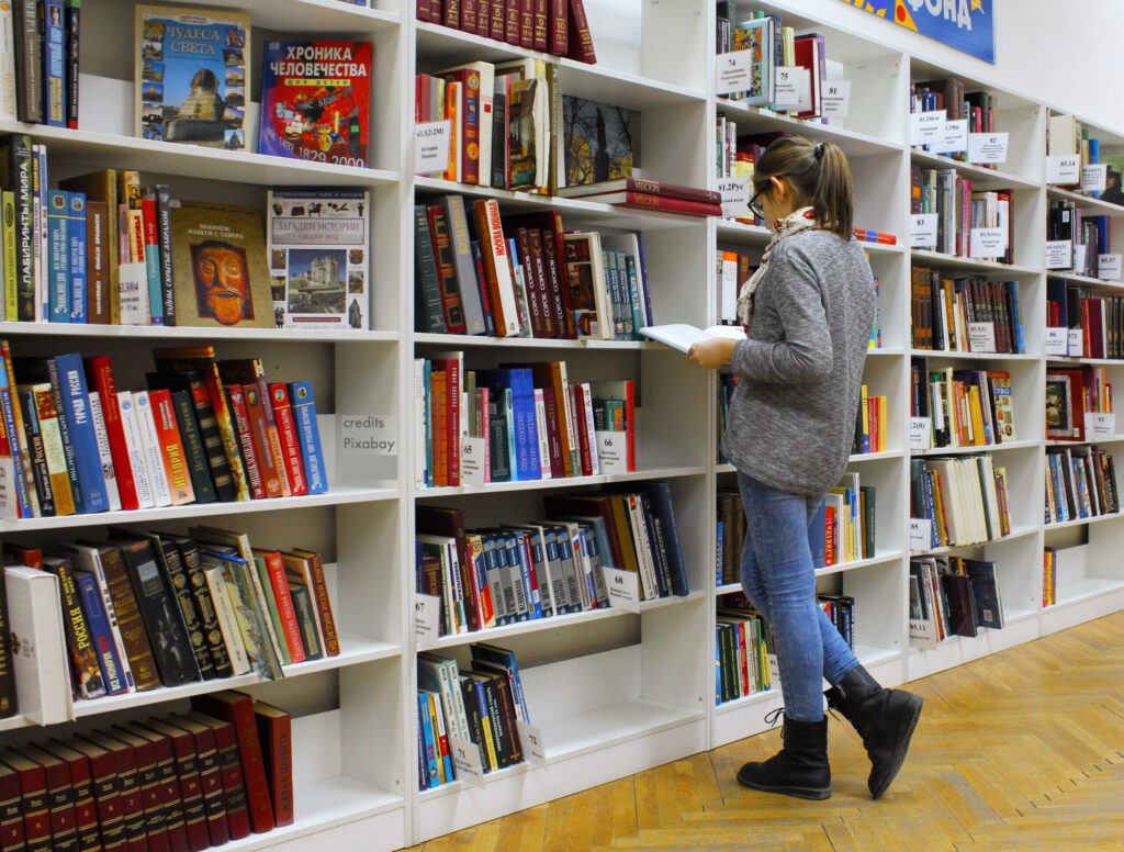 ragazza che legge un libro in libreria
