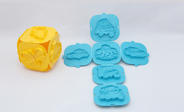 Due cubi in plastica, uno chiuso e uno aperto, si vedono i 6 lati ognuno con una formina per giocare con il pongo