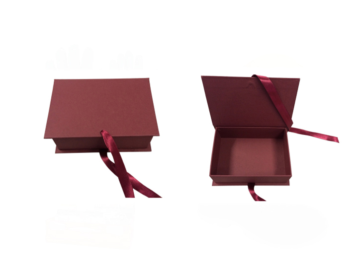 Scatola in cartone rinforzato con laccio di chiusura in raso