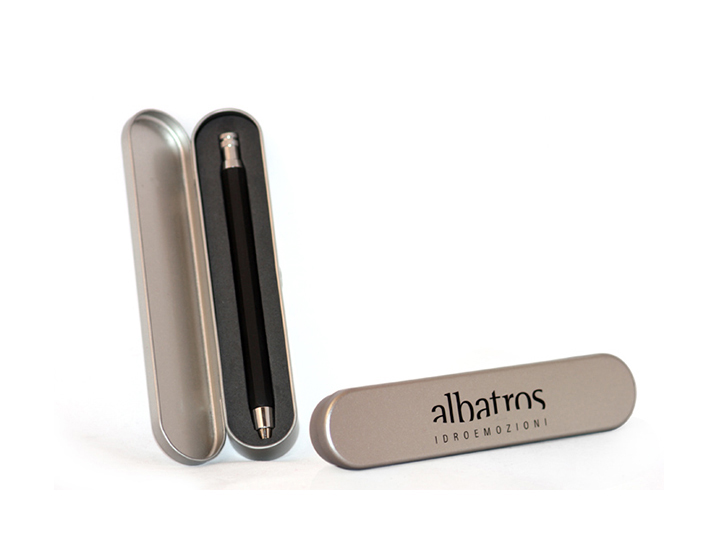 Scatoletta in metallo con logo e inserto ad hoc per matita di architetto